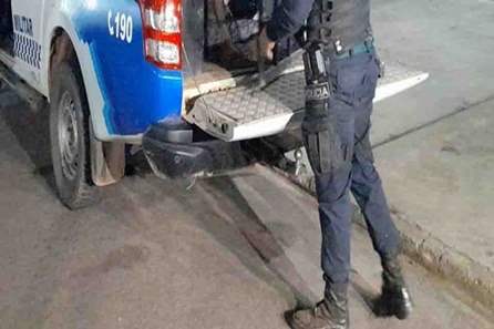 Dona de casa flagra ladrão dormindo em seu sofá e chama a polícia