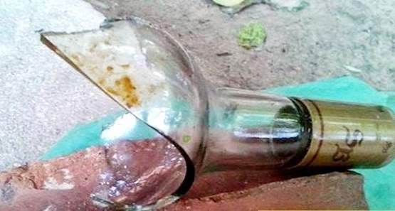 Homem é atacado com gargalo de garrafa durante briga em mesa de bar