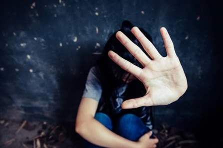 Adolescente é estuprada no quarto enquanto pai bebia na sala com amigos