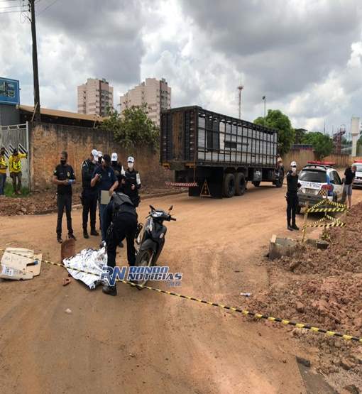 Caminhão boiadeiro esmaga corpo de jovem motociclista na capital