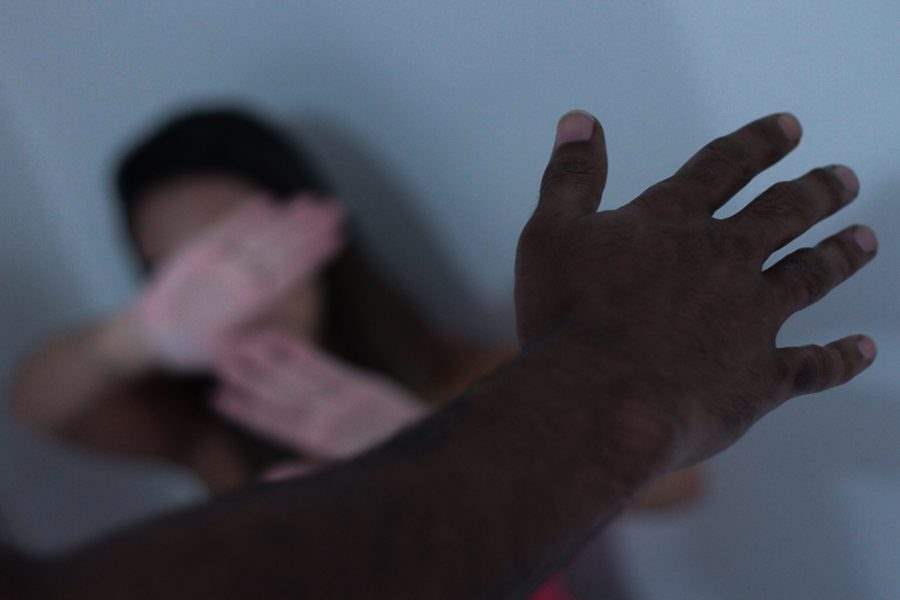 Homem espanca mulher com bebê de três meses no colo e ameaça beber o sangue da vítima 