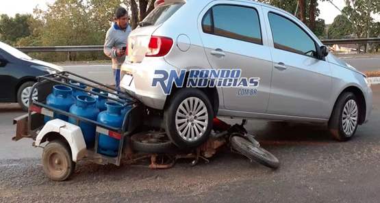 Moto entregador  bate na traseira de Gol  e vai parar debaixo das rodas veículo