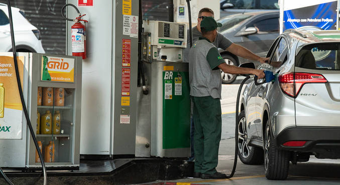 Gasolina fica R$ 0,18 mais barata a partir desta terça-feira nas refinarias
