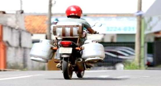 Entregador de gás tem moto roubada com botijas no Orgulho do Madeira