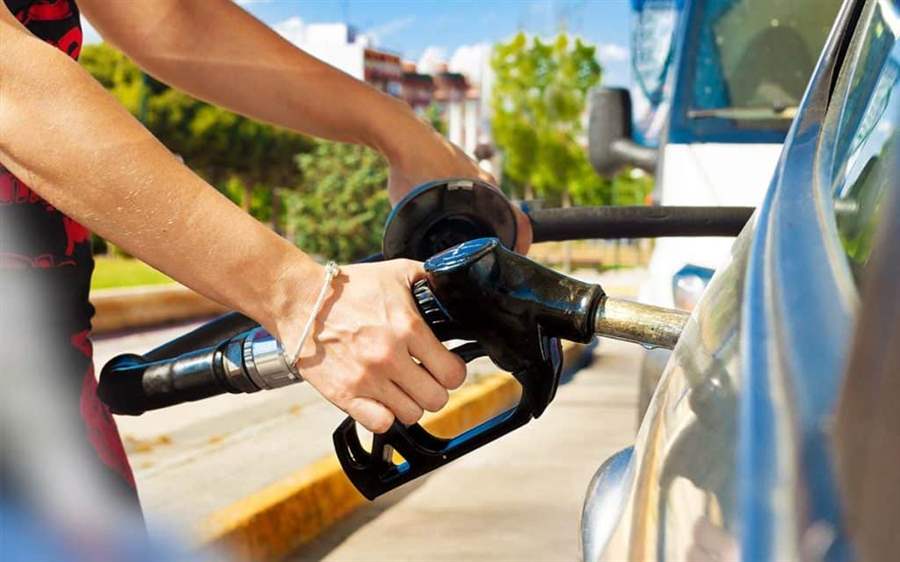 Petróleo ultrapassa 100 dólares por temor de guerra e preço da gasolina deve aumentar