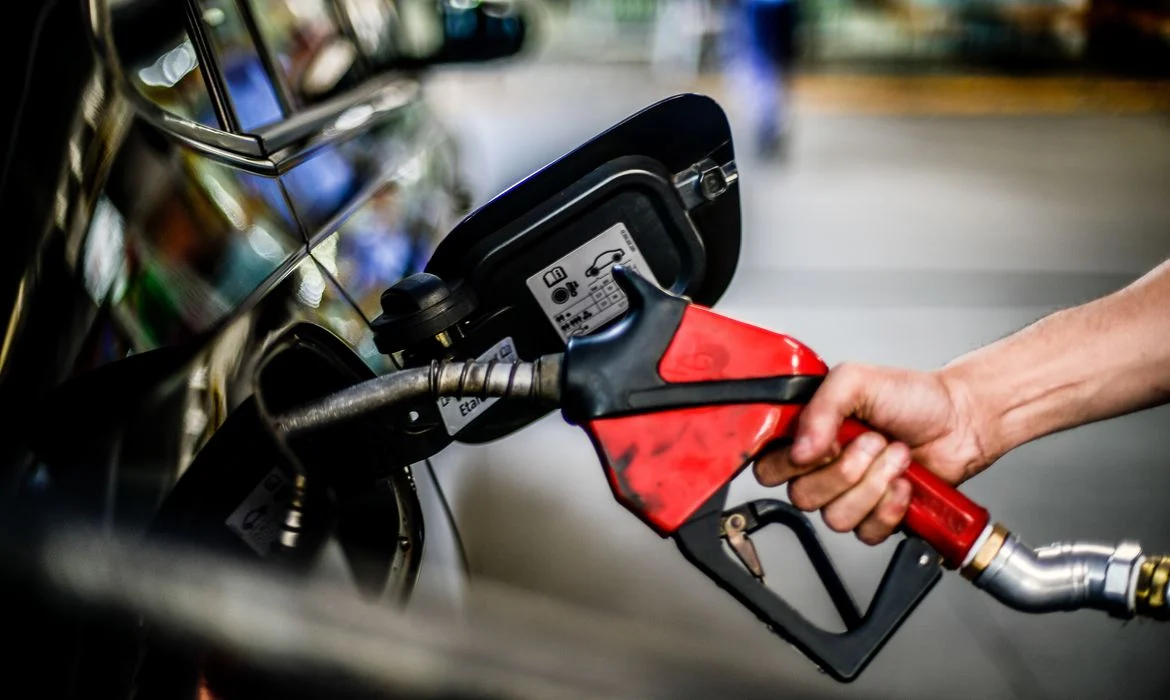 Petrobras anuncia nova redução no preço da gasolina de R$ 0,18 por litro
