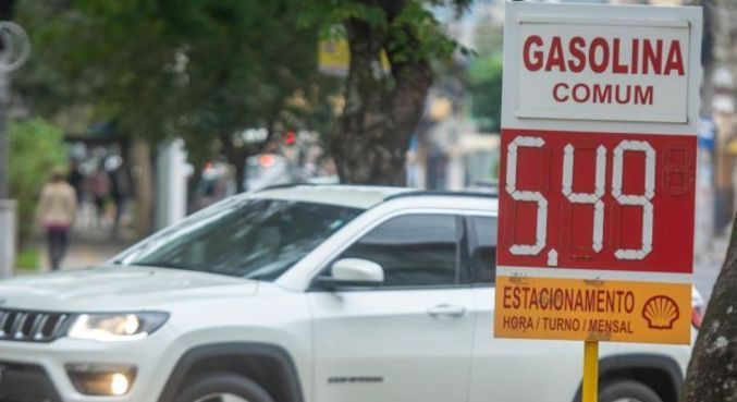 Gasolina fica 14% mais barata nas bombas em julho, aponta pesquisa
recente