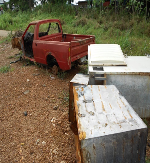 Carros abandonados ocupam ruas e incomodam moradores de Porto Velho 