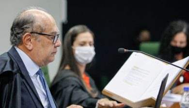 STF decide que estados e municípios podem proibir cultos durante a pandemia
