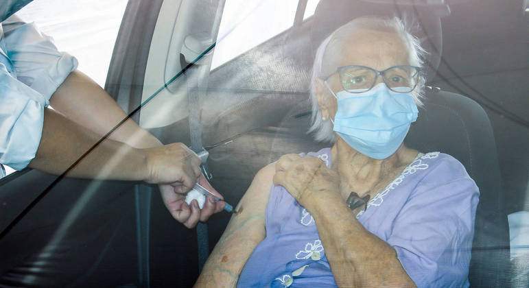Brasil tem 10 milhões de idosos com dose de reforço contra a Covid atrasada
