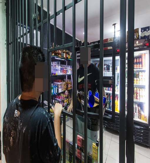 Insegurança faz proliferar quantidade de comércios  atrás de grades  

