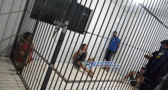 Durante perseguição polícia é recebida a tiros e prende quatro na zona sul