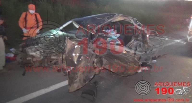 Automóvel com bebê e casal se choca com caminhão na BR-364