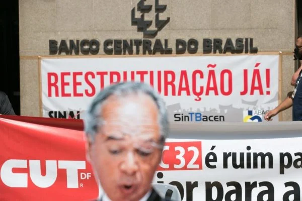 Por reajuste salarial, servidores federais fazem paralisação em frente ao Banco Central
