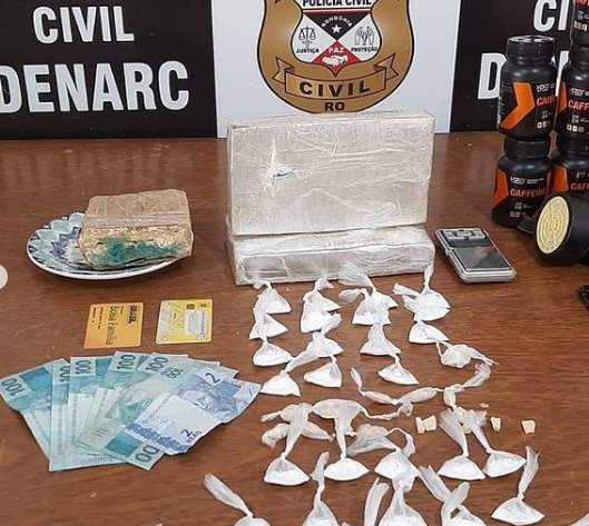 Cadela identifica odor de drogas e Polícia Civil prende suspeito por tráfico 