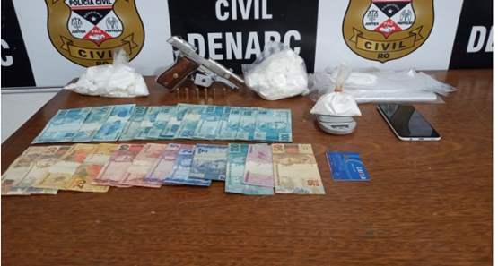 Denarc prende traficante com droga, dinheiro e balança de precisão