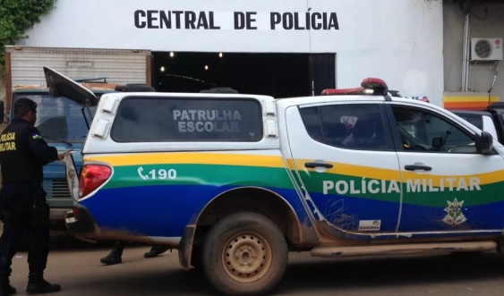 Homem é preso após ameaçar matar o próprio irmão a facadas 