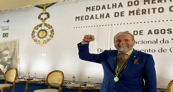 Presidente do CFM, Hiran Gallo, recebe a segunda maior honraria do país