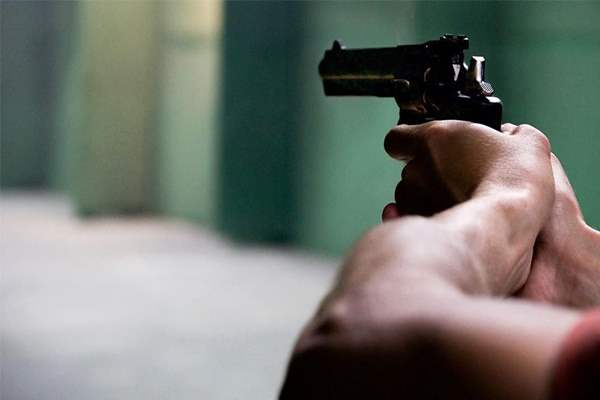 Mulher é baleada com 3 tiros durante atentado, mas alvo seria o marido