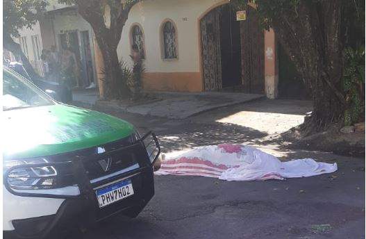 Jovem de 18 anos tem cabeça estourada a tiros na frente de casa