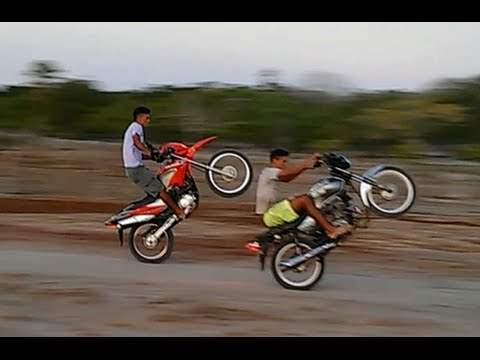Adolescente é detido empinando motocicleta em frente a Polícia Militar na zona sul 