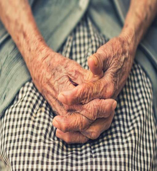 Idosa de 84 anos é assaltada por membro da igreja que congrega, na capital