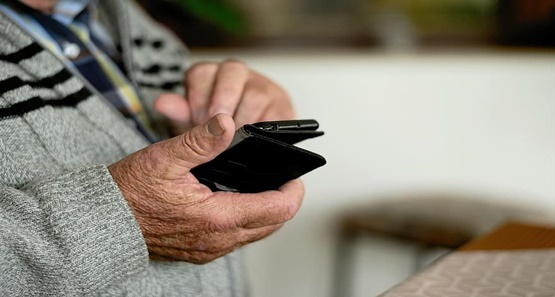 Idoso cai no golpe da novinha e paga R$ 9 mil para estelionatário na zona rural