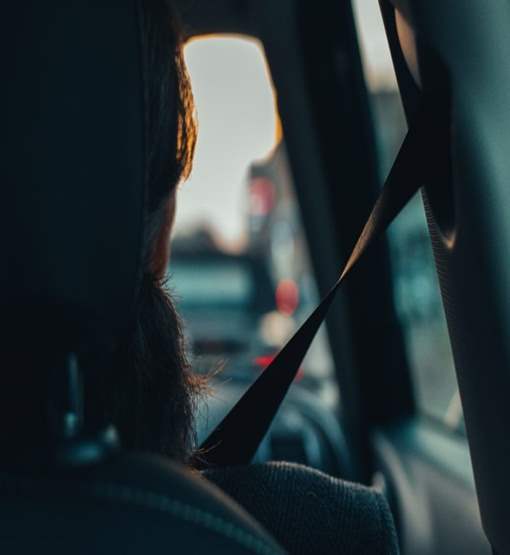 Mulher se atira de carro em movimento para fugir de espancamento do  marido