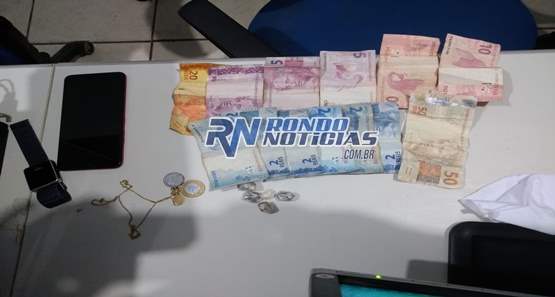 PM estoura boca e prende vendedor de droga na Rua Jaci Paraná