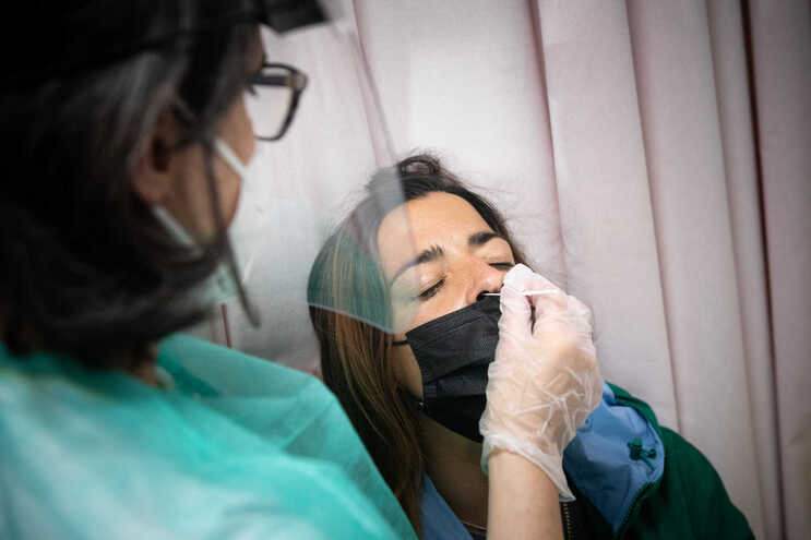 Saiba como distinguir Ômicron de uma gripe comum, os sintomas da nova variante são diferentes
