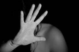 Adolescente sofre tentativa de abuso enquanto bebia em bar com a mãe 