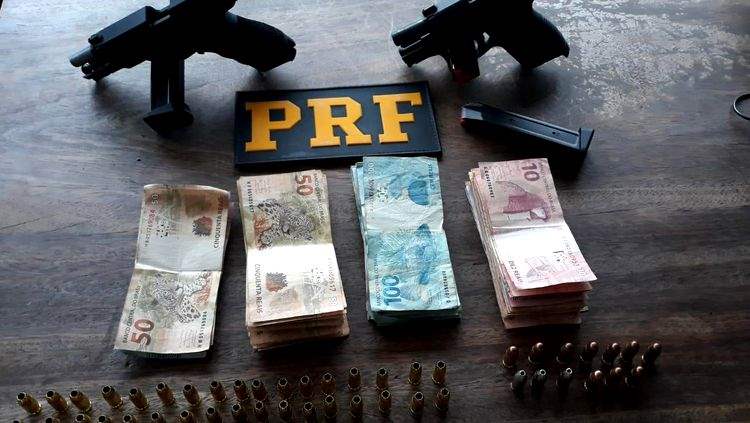 Trio é preso pela PRF com armas e quase R$ 10 mil durante abordagem em rodovia 