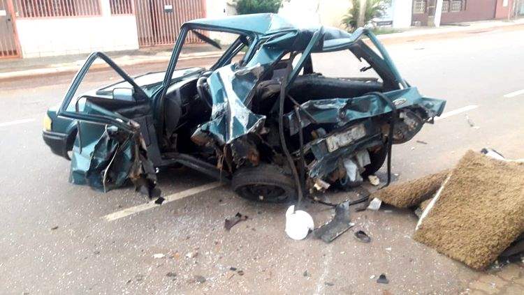 Carro fica destruído após avançar preferencial e causar grave acidente no Centro da capital