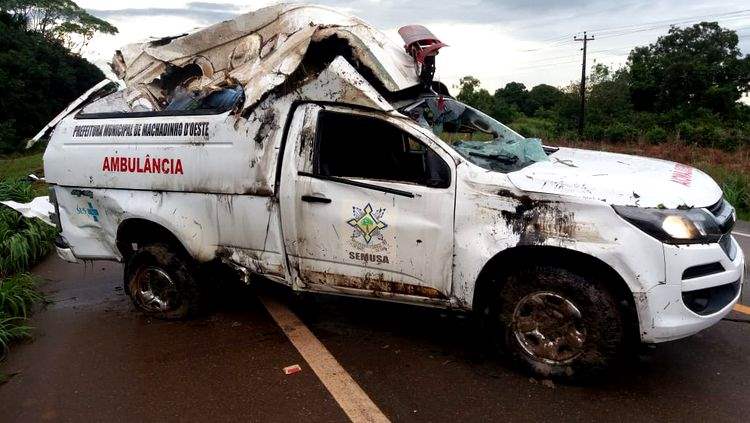 Paciente morre após ambulância capotar na BR-364