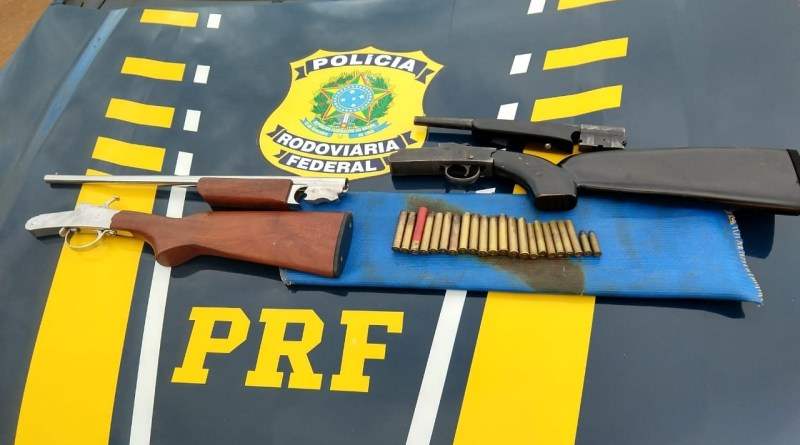 Polícia Rodoviária Federal prende dois homens com espingardas