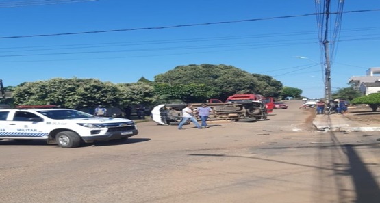 Caminhonete da prefeitura de Jaru tomba ao se envolver em acidente no setor 02