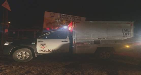 Mulher encontra corpo do irmão morto na varanda de residência