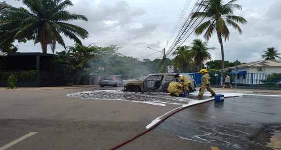 Jeep Renegade pega fogo em plena via pública no centro de Porto Velho