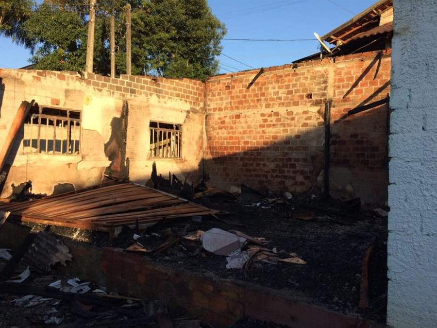 Homens atiram em adolescente morador de rua e incendeiam casa