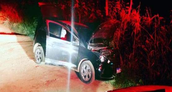 Criminosos assaltam e agridem motorista, levam carro e tocam fogo