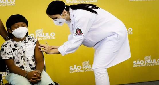 Indígena de 8 anos é a primeira criança a receber dose de vacina infantil 