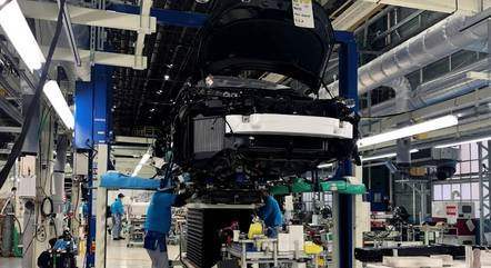 Produção industrial brasileira volta a cair após 9 meses seguidos de alta