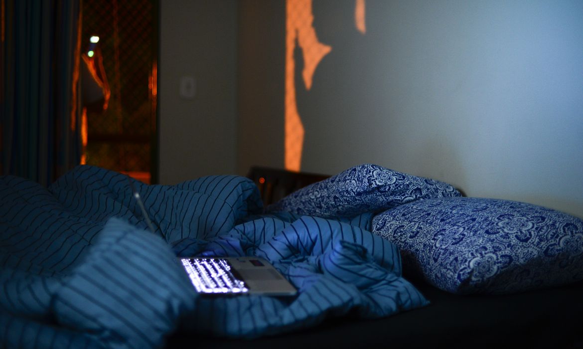 Acordar na madrugada para comer pode ser distúrbio de sono, diz médica
