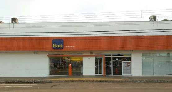 Três criminosos assaltam correntista na porta do Banco Itaú na capital