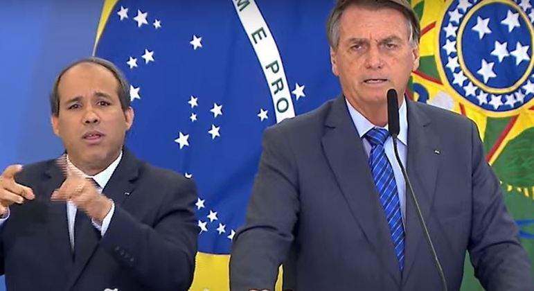 
Bolsonaro assina portaria com reajuste de 33% no piso salarial para professores da educação básica