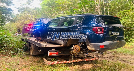 Automóvel é encontrado todo depenado em região de mata na capital 