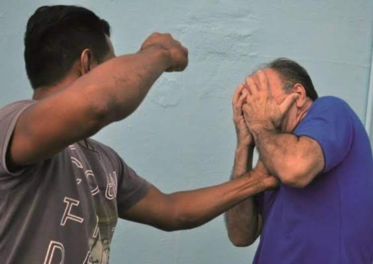 Preso jovem que espancou o pai porque ele reclamou de portão aberto