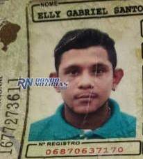 Jovem morre após assaltar, fugir de moto e bater a cabeça no meio fio