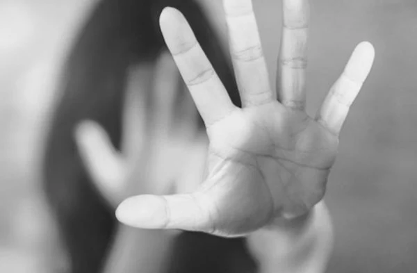 Pai estupra a própria filha de 12 anos, que é resgatada no banheiro por professores da escola