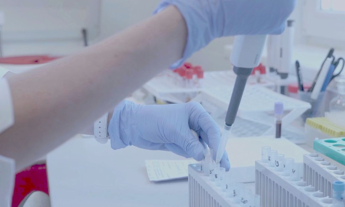 Novas linhagens da Ômicron avançam e favorecem reinfecções, diz Fiocruz